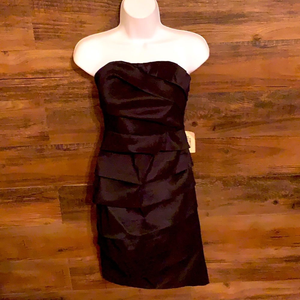 Dressy navy blue sleeveless formal dress